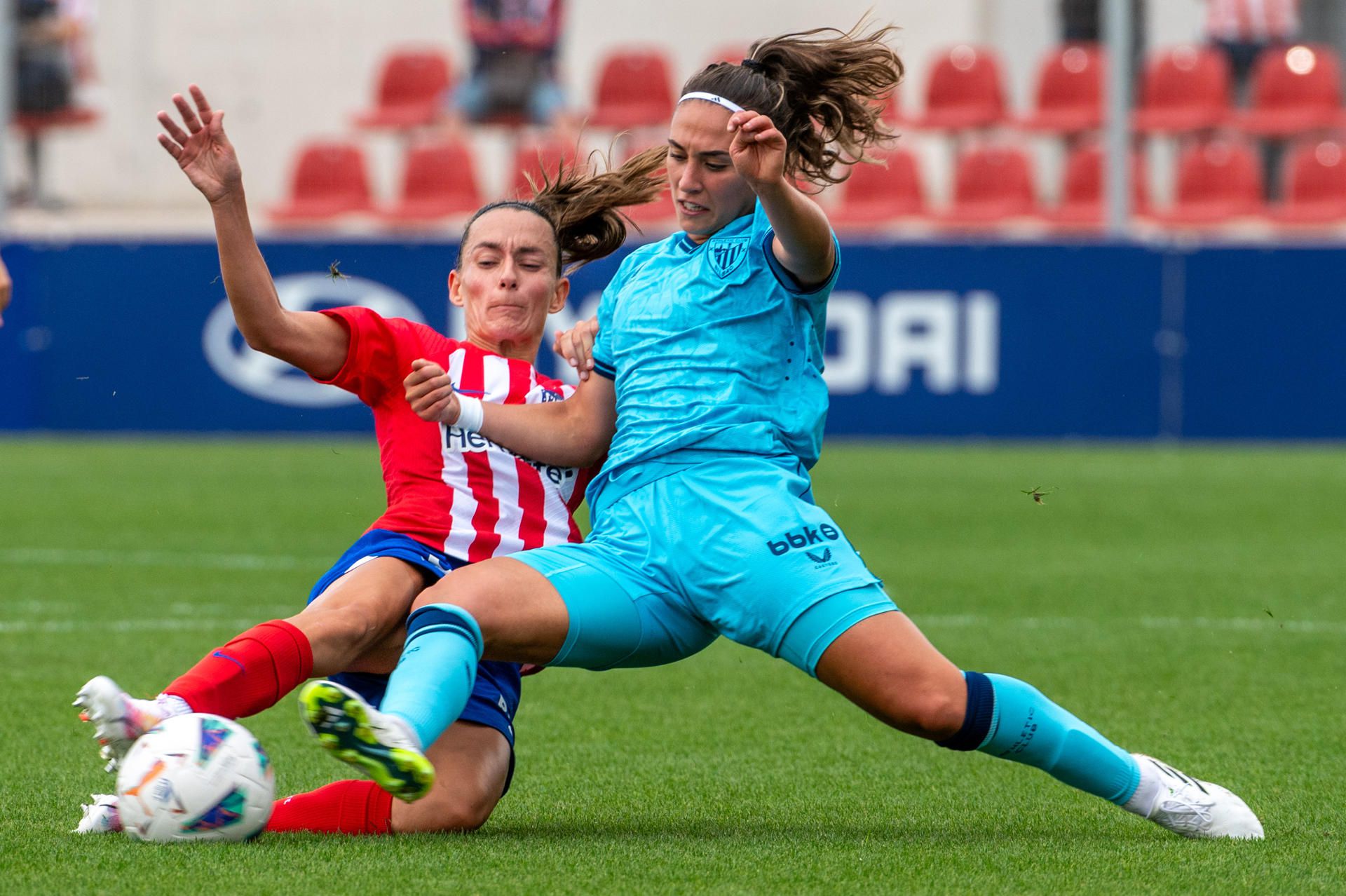 La jugadora del Atlético de Madrid, Ainhoa Moraza, y la jugadora del Athletic Club, Nahikari García, durante el partido de la jornada dos de la Liga f (EFE/ Fernando Villar)