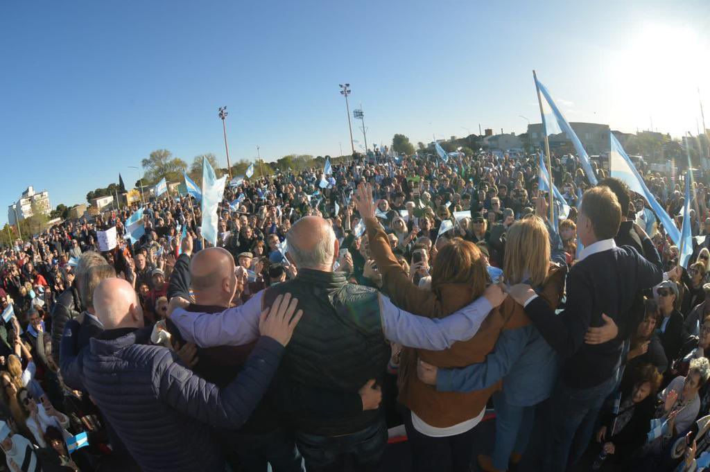 Patricia Bullrich con Nidia Moirano, candidata a intendente de Bahía Blanca, Néstor Grindetti, Diego Santilli, José Luis Espert, Miguel Ángel Pichetto, Maximiliano Abad, Héctor Gay, intendente de Bahía Blanca, y Andrés De Leo, senador bonaerense de la Coalición Cívica