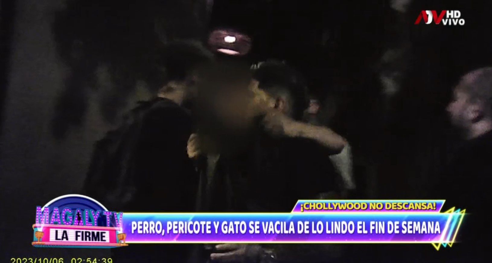 John Kelvin fue captado saliendo de discoteca junto a amigos. (Captura: Magaly TV La Firme)