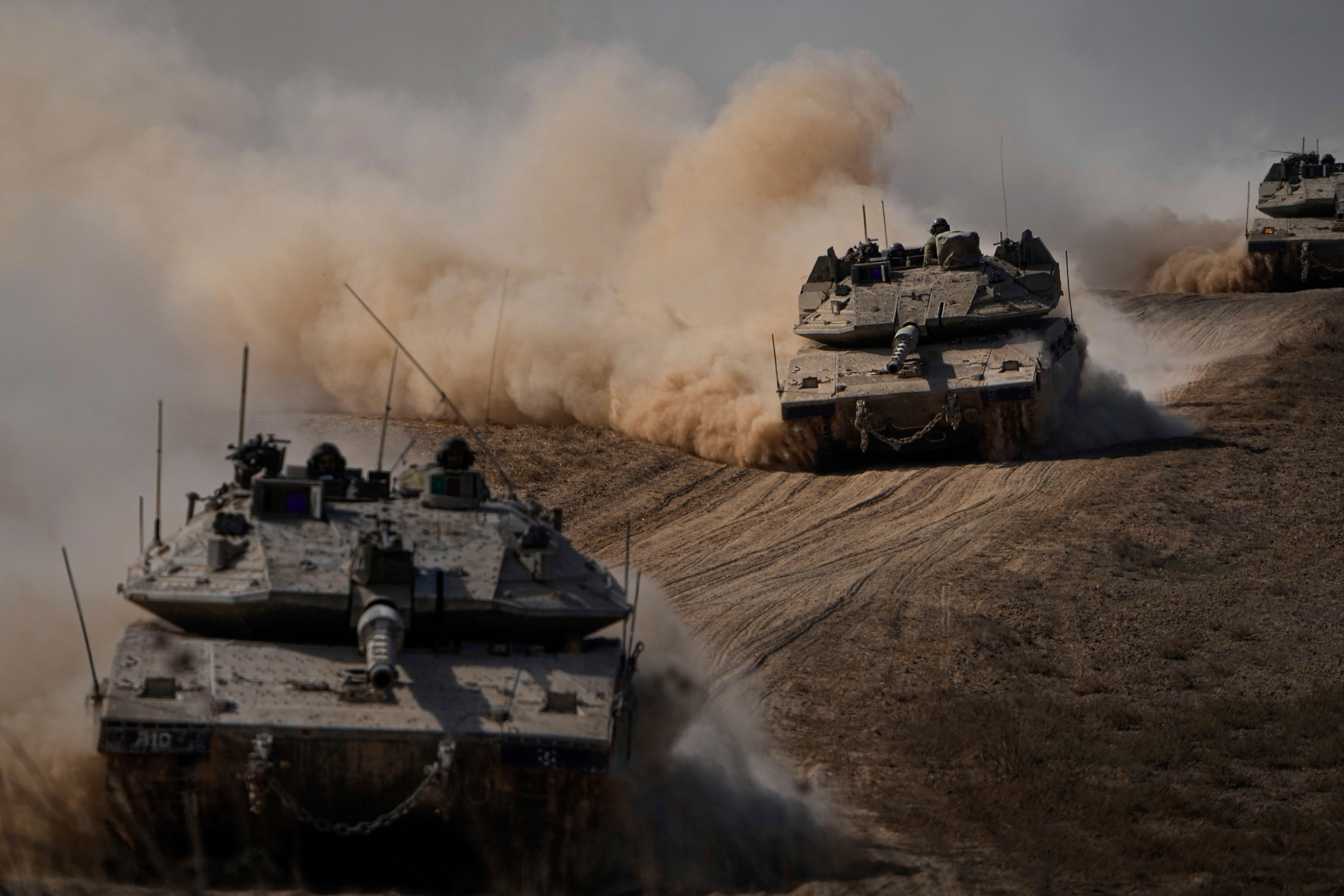 Tanques israelíes se dirigen a la frontera en la Franja de Gaza en el sur de Israel, el viernes 13 de octubre de 2023. (AP Foto/Ariel Schalit)