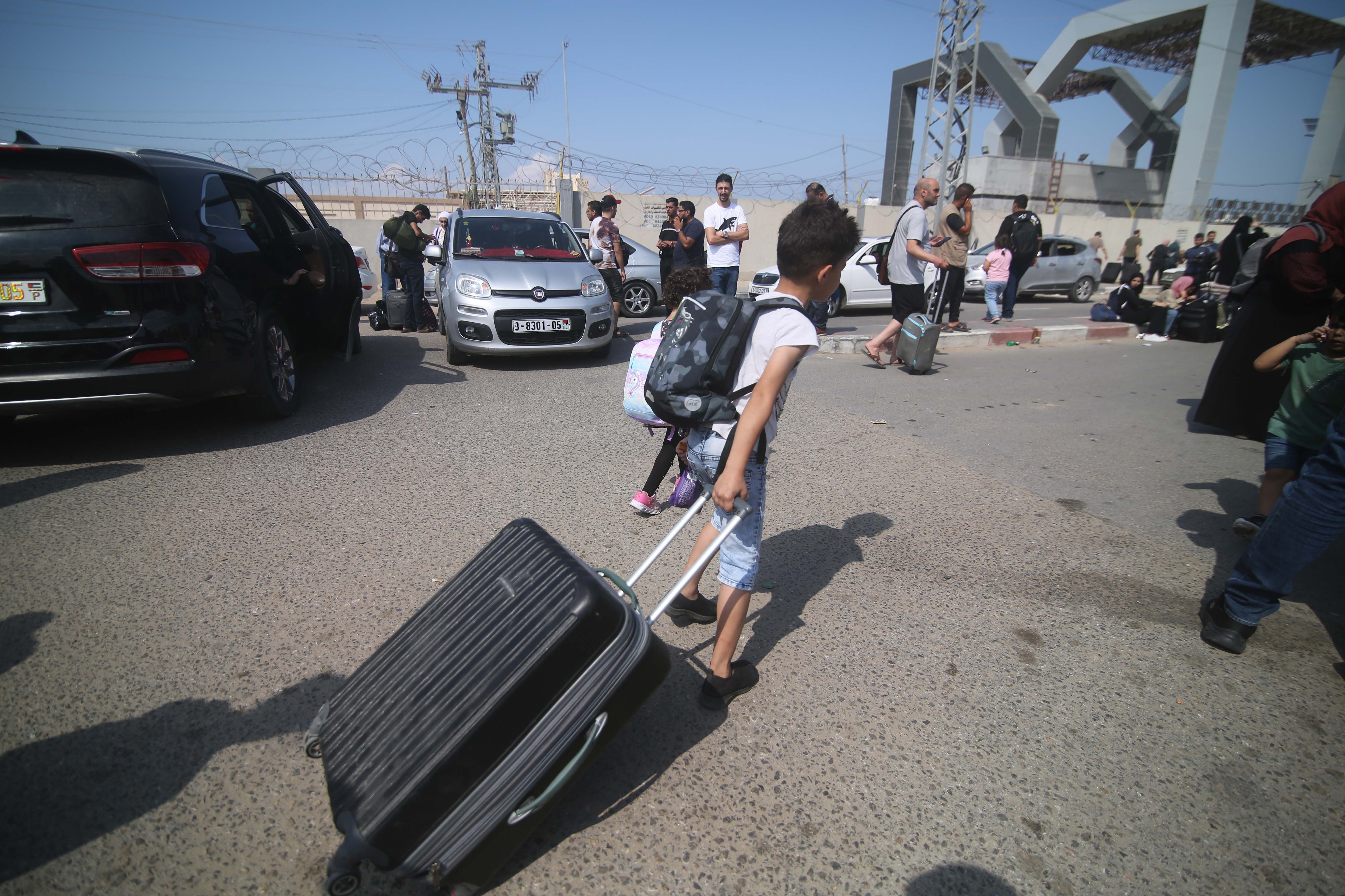 14/10/2023 October 14, 2023, Rafah, Gaza Strip, Palestinian Territory: Palestinians wait at the Rafah border crossing between the Gaza Strip and Egypt Gaza Strip on Saturday, Oct. 14, 2023. Israel carried out some limited ground operations ahead of an expected broader land offensive against Gaza's militant Hamas rulers following their attack into southern Israel a week ago
POLITICA 
Europa Press/Contacto/Ahmed Tawfeq
