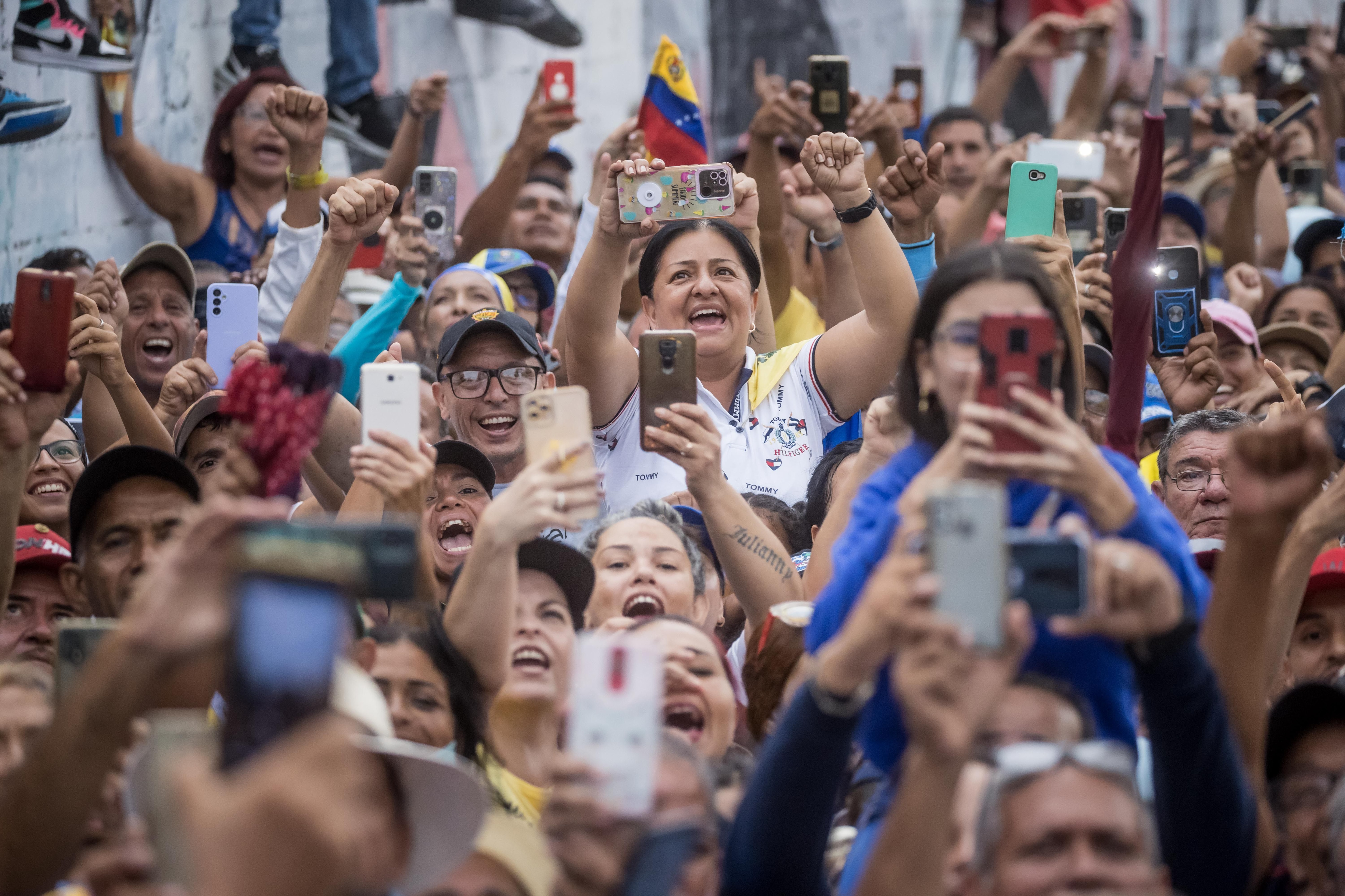 Seguidores de la precandidata presidencial venezolana María Corina Machado participan en un acto político en Maracay (Venezuela). EFE/ Miguel Gutiérrez
