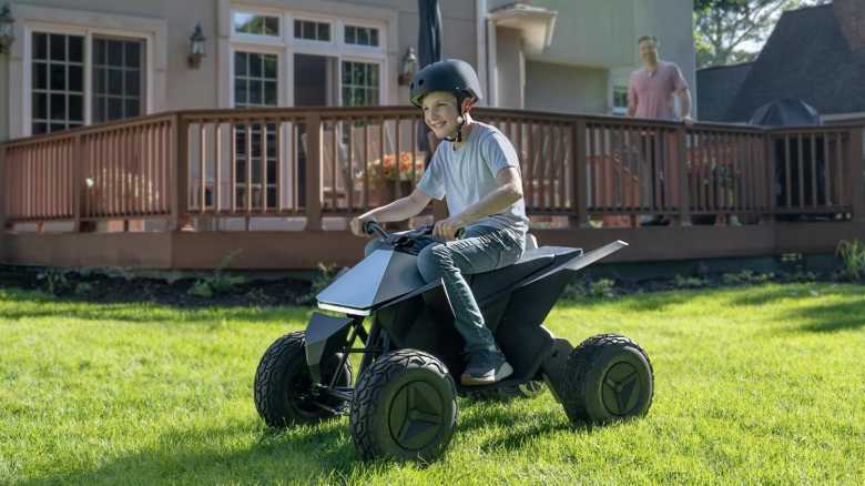 Niño subido en un Tesla Cyberquad.