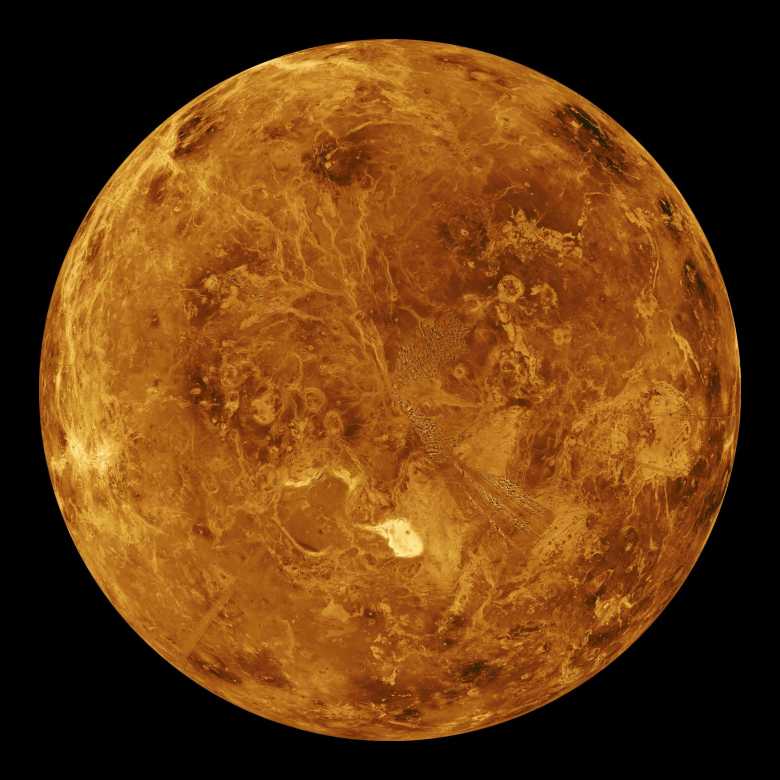 Venus tiene oxígeno atómico.