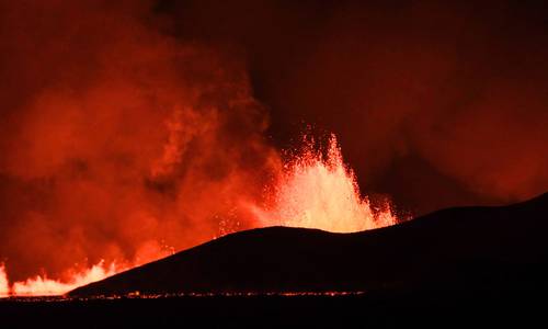 el-volcan-islandes-continua-en-erupcion,-pero-con-menor-potencia,-segun-autoridades