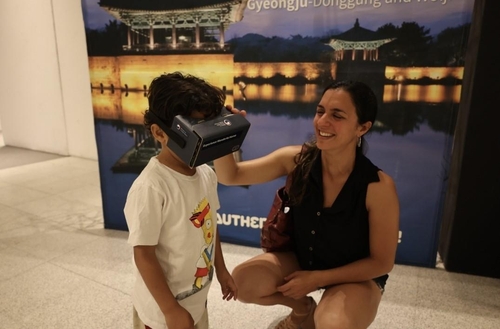 La foto, proporcionada, el 3 de diciembre de 2023, por el Centro Cultural Coreano en Argentina, muestra a un niño argentino experimentando los recorridos turísticos en Corea del Sur por medio de la realidad virtual (RV). (Prohibida su reventa y archivo)