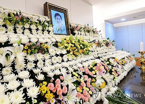 La imagen, tomada el 27 de diciembre de 2023 y proporcionada por el cuerpo de prensa, muestra un altar fúnebre en homenaje al difunto actor Lee Sun-kyun, en el Hospital de la Universidad Nacional de Seúl, en la capital surcoreana. (Prohibida su reventa y archivo)