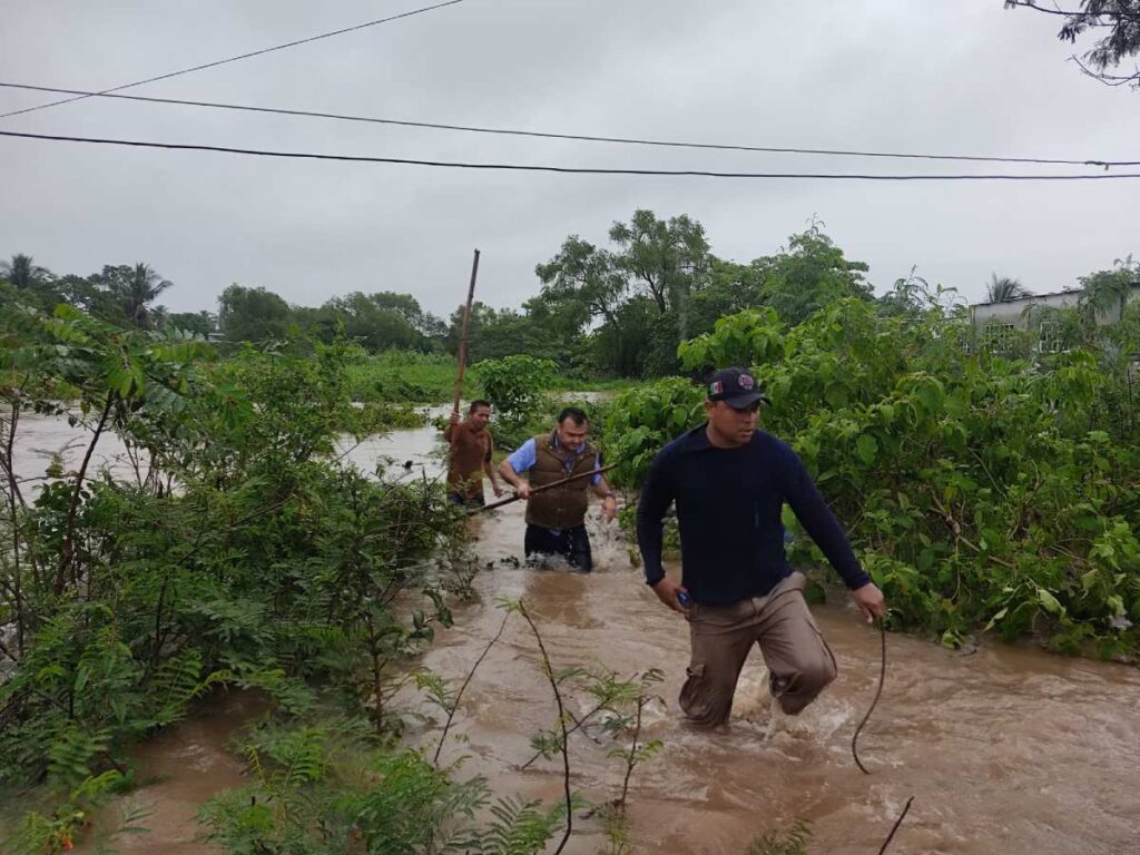 Ayuntamiento de Cosoleacaque monitorea zonas afectadas por intensas lluvias
