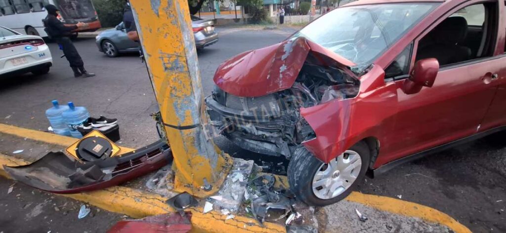 Choca contra el semáforo y deja abandonado el vehículo en Boca del Río