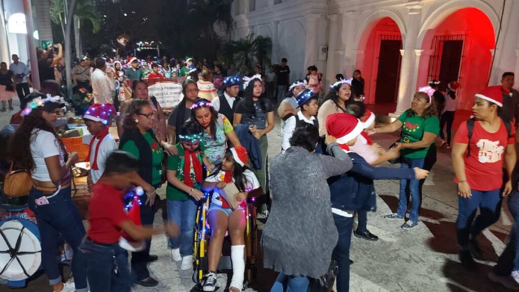 Realizan desfile navideño en Boca del Río