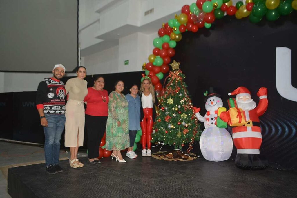 UVM realiza encendido de árbol de navidad