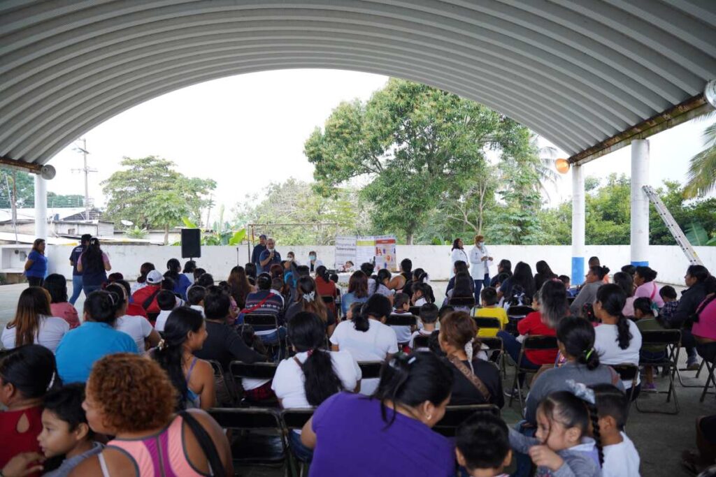 Médicos de Coatzacoalcos y Cosoleacaque brindaron estas pláticas a los habitantes de este sector de la ciudad