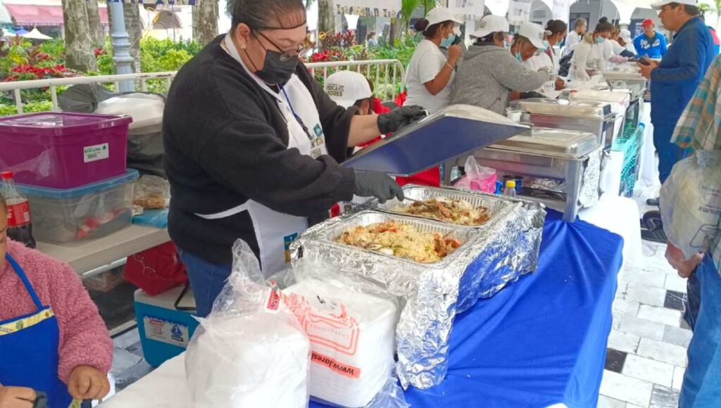 La lluvia que se registró no fue impedimento para que locales y turistas visitarán el Festival Gastronómico Pescadores. Fotos: Javier Tello.