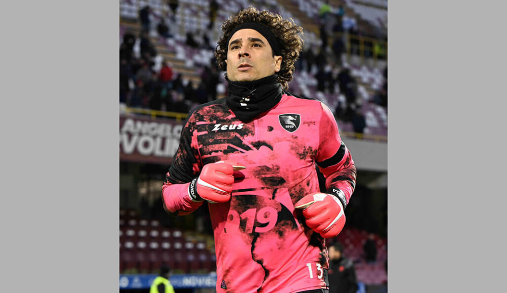 Guillermo Ochoa y Salernitana caen frente el Genoa de Johan Vásquez.