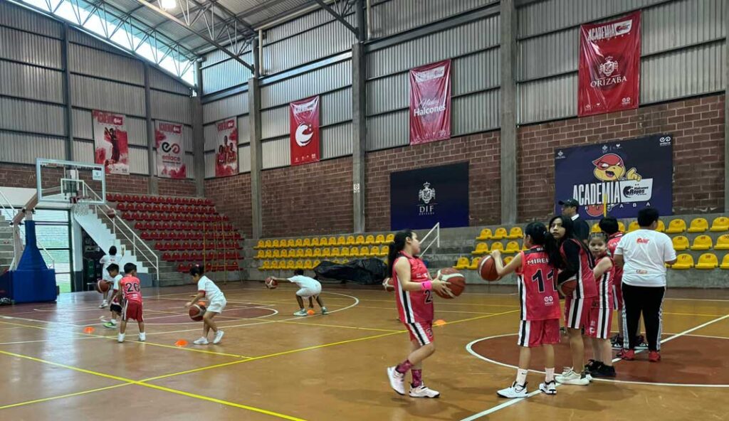 Halcones Rojos refrenda su compromiso con la Academia Orizaba.