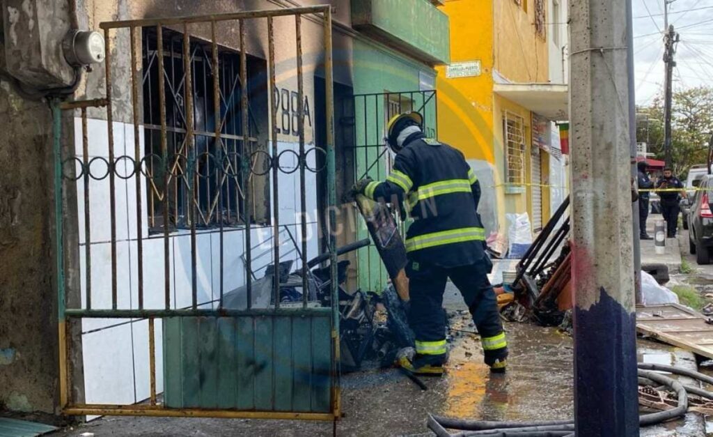 Las llamas del incendio rápidamente se propagaron al interior de la vivienda y provocaron prácticamente la pérdida total.