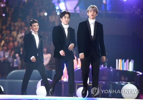 La foto sin fechar, proporcionada por el canal musical por cable Mnet, muestra a tres miembros de EXO -Chen, Baekhyun y Xiumin-. (Prohibida su reventa y archivo)