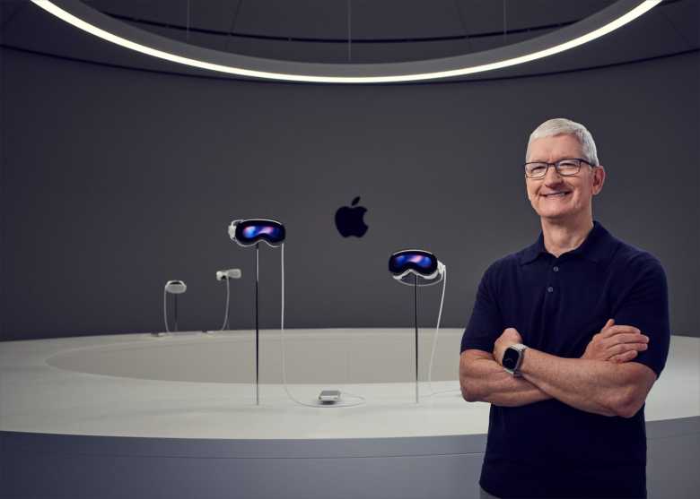 Tim Cook posando junto a las Apple Vision Pro.