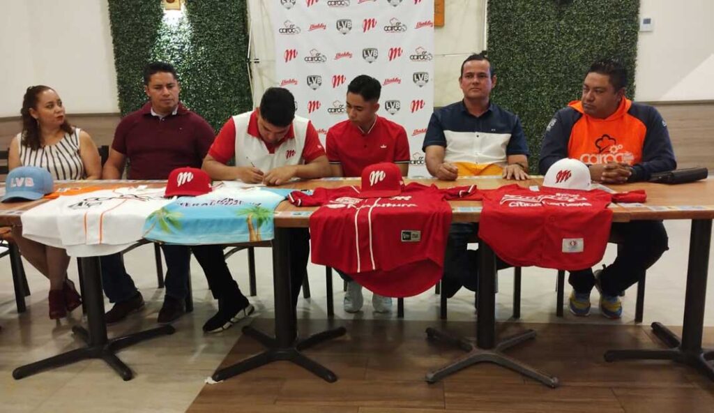 Firma veracruzano Osvaldo Platas con los Diablos Rojos del México.