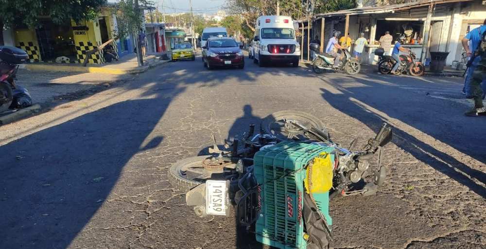 Por evitar bache motociclista acaba chocando en colonia de Veracruz