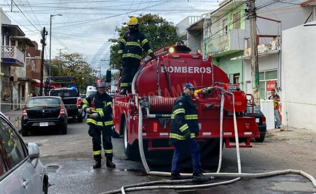 Las llamas del incendio rápidamente se propagaron al interior de la vivienda y provocaron prácticamente la pérdida total.