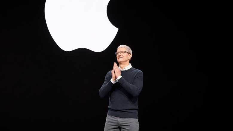 Tim Cook con el logotipo de Apple