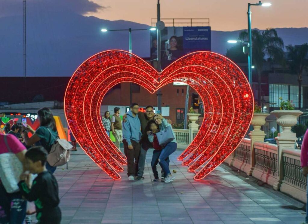 Los adornos instalados por la Dirección de Alumbrado Público de Xalapa se encenderán de 18:00 a 6 horas todos los días hasta el 19 de febrero.