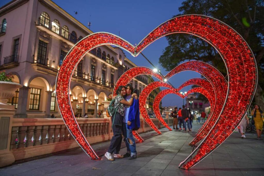 Los adornos instalados por la Dirección de Alumbrado Público de Xalapa se encenderán de 18:00 a 6 horas todos los días hasta el 19 de febrero.