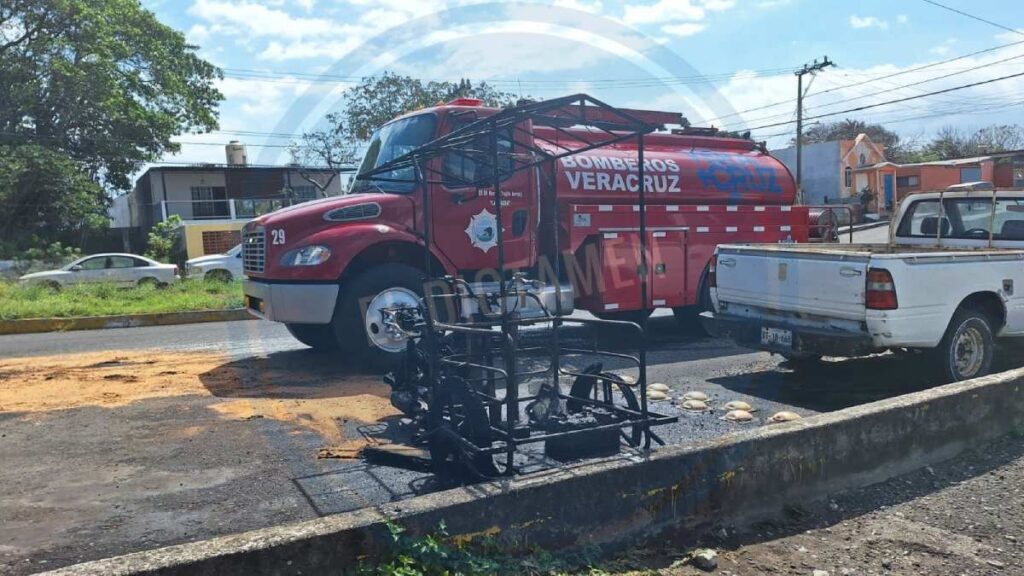 Un triciclo adaptado a una motocicleta Italika, comenzó a incendiarse, las personas que iban en este vehículo rápidamente pidieron ayuda.