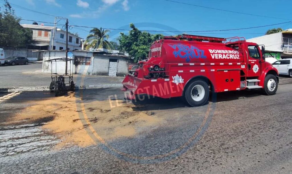 Un triciclo adaptado a una motocicleta Italika, comenzó a incendiarse, las personas que iban en este vehículo rápidamente pidieron ayuda.