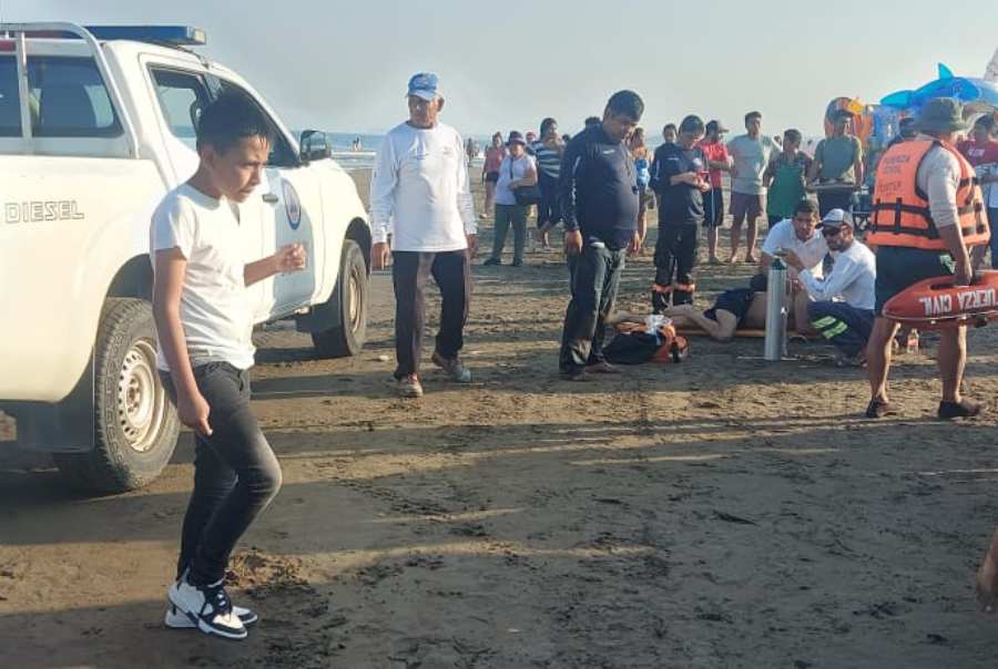 Turista de Perote es salvado de morir ahogado en Playa de Chachalacas, de igual forma se dio atención a dos bañistas de Xalapa.