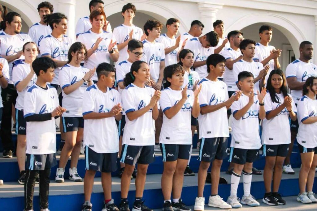 El alcalde de Boca del Río, Juan Manuel Unánue Abascal, abanderó y entregó uniformes a los atletas que representarán a Boca del Río.