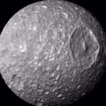 descubren-agua-liquida-debajo-de-los-crateres-de-mimas,-la-luna-mas-pequena-de-saturno