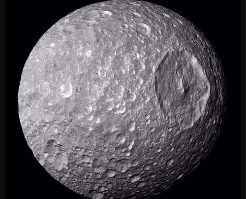 descubren-agua-liquida-debajo-de-los-crateres-de-mimas,-la-luna-mas-pequena-de-saturno