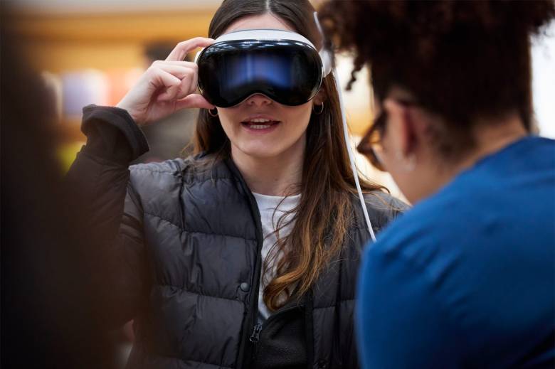 Un miembro del equipo de Apple ayuda a un cliente mientras hace una demostración de Apple Vision Pro.