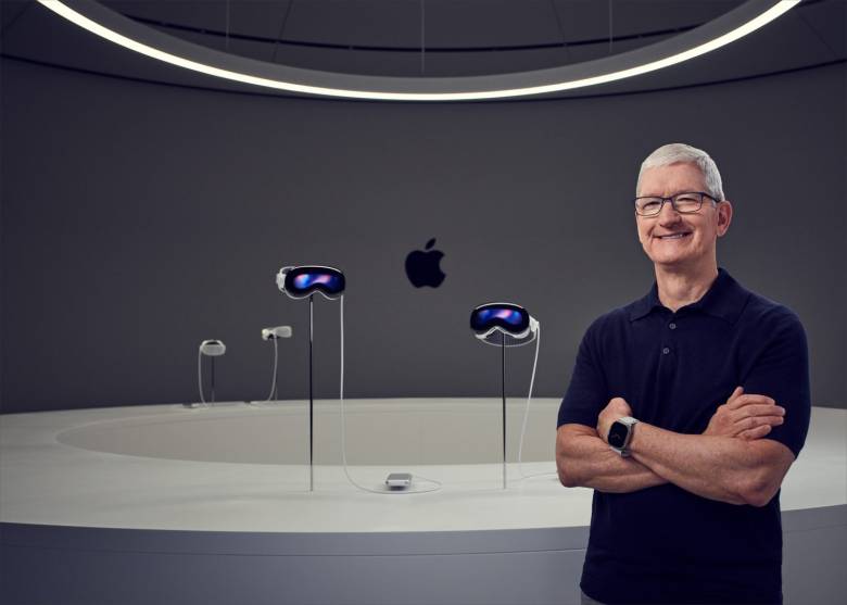 Tim Cook posando junto a las Apple Vision Pro.