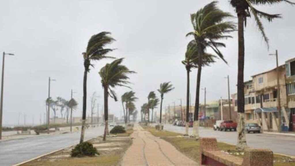 El frente frío 37 ingresó al noroeste del Golfo de México y se espera recorra el litoral del mismo golfo y la Península de Yucatán entre hoy viernes 23 y sábado 24.