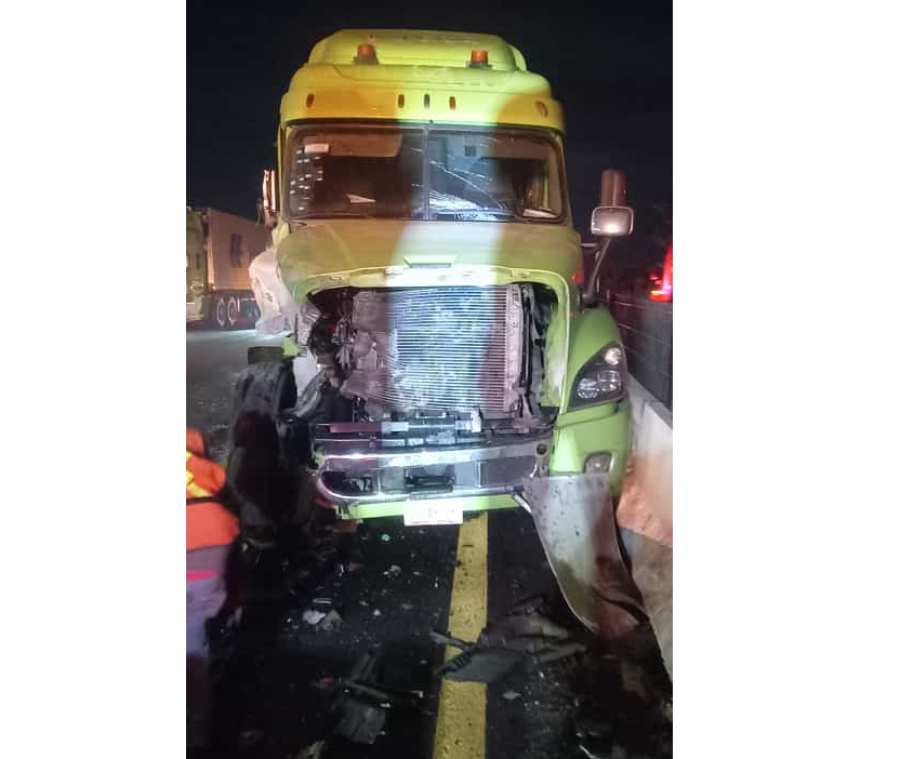 Aparatoso accidente de tráiler deja como saldo cuantiosos daños a la altura de Puente Nacional, mala maniobra origina el percance.