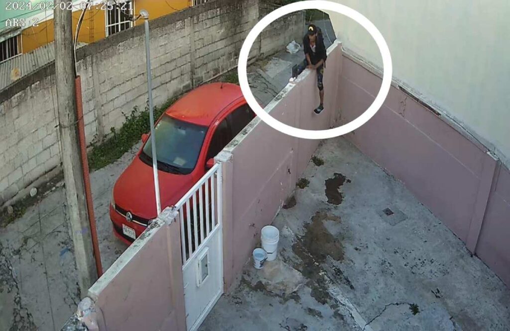 El sujeto brincó la barda de una casa, para ingresar al patio y luego llevarse la bicicleta.