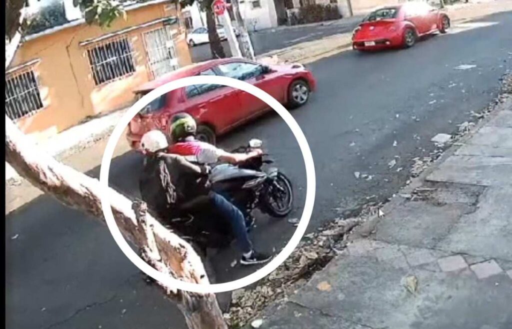 Mujer logró frustrar el robo de una adulta mayor, a la que un sujeto en motocicleta tiró al suelo para robarle.