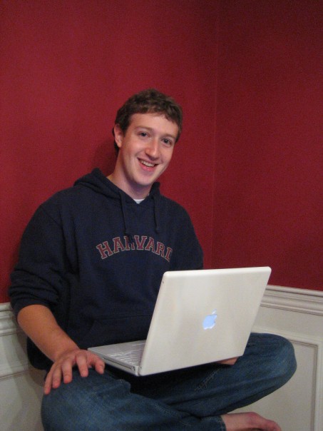 Zuckerberg, en su habitación de Harvard tras fundar Facebook.