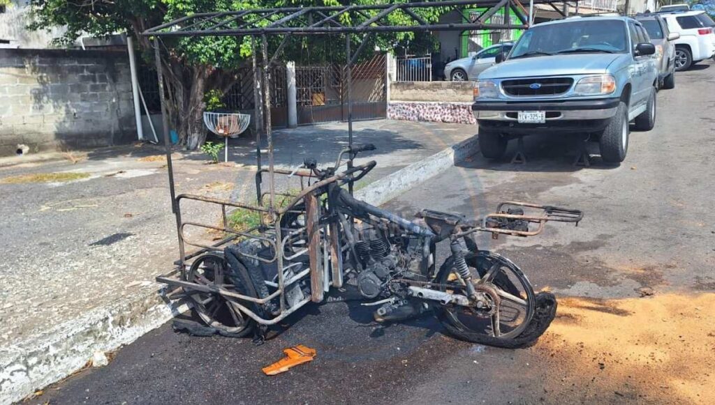 Un triciclo adaptado a una motocicleta Italika, comenzó a incendiarse, las personas que iban en este vehículo rápidamente pidieron ayuda.