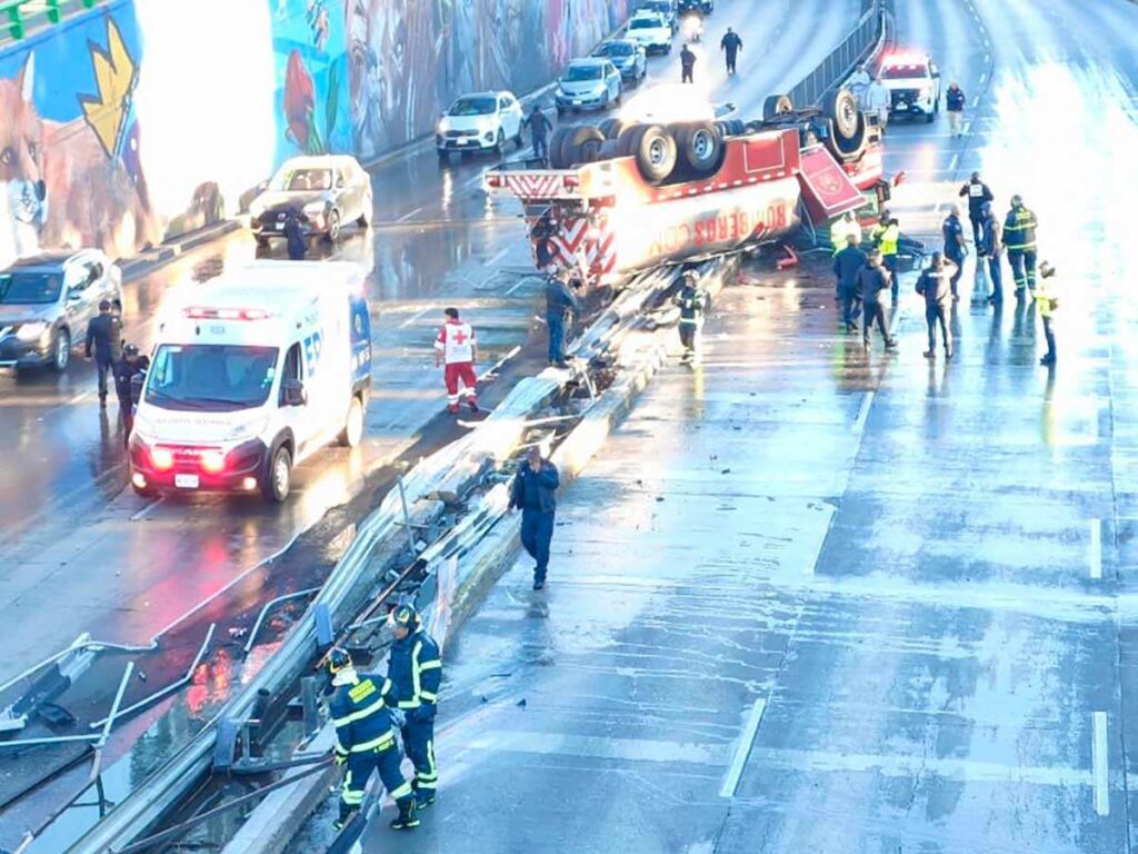 El Heroico Cuerpo de Bomberos de la Ciudad de México informó cerca de las 8:00 horas que el incidente ocurrió en Circuito Interior.