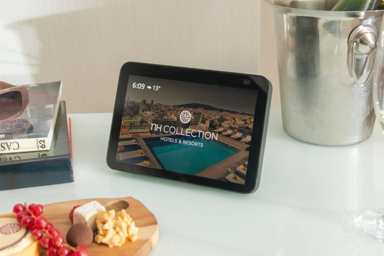 Amazon Echo Show 8 en habitación de hotel.