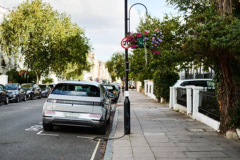 Cargador de coche eléctrico en farolas en Londres