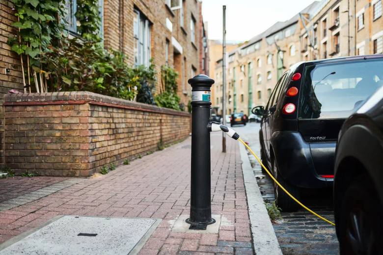 Cargador de coche eléctrico en farolas en Londres