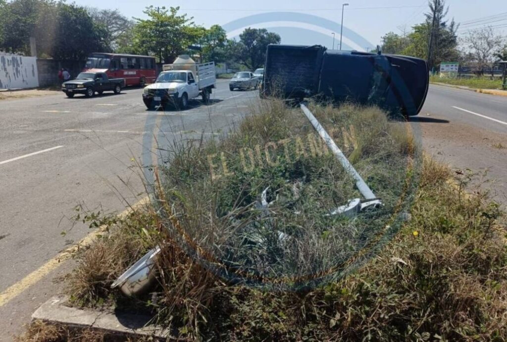 El vehículo siniestrado es una camioneta marca Chevrolet tipo Silverado, la que circulaba con dirección de Paso del Toro a Boca del Río.