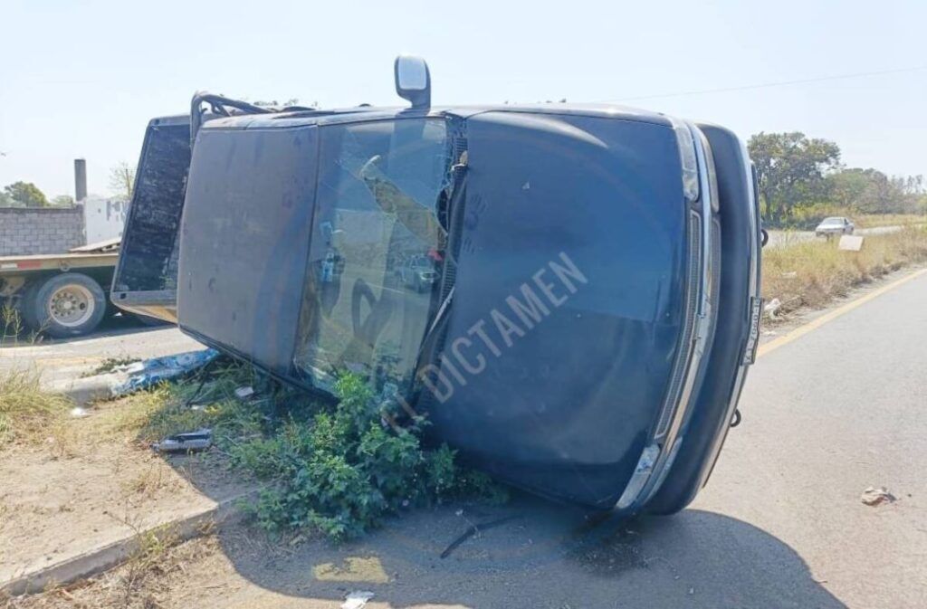 El vehículo siniestrado es una camioneta marca Chevrolet tipo Silverado, la que circulaba con dirección de Paso del Toro a Boca del Río.