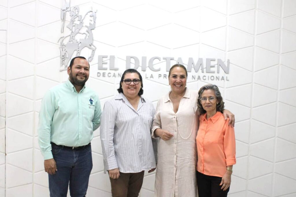 La Licenciada Bertha Ahued Malpica, directora Ejecutiva de EL DICTAMEN, recibió la visita de la doctora Rosy Lorena Laurencio Meza, directora de la Facultad de Comunicación de la UV, y de los doctores Juan José Domínguez Panamá y María del Pilar Anaya Ávila, coordinadores de Tutorías en el Sistema Escolarizado, y Sistema Abierto, respectivamente. Foto: Manuel PÉREZ.