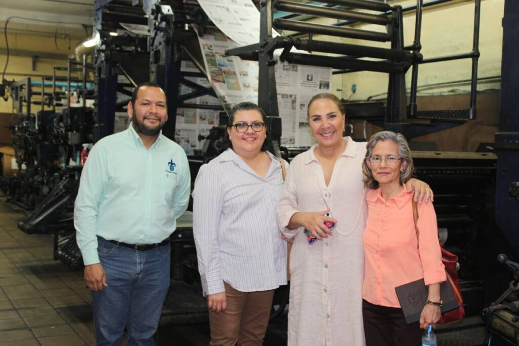 La Licenciada Bertha Ahued Malpica, directora Ejecutiva de EL DICTAMEN, recibió la visita de la doctora Rosy Lorena Laurencio Meza, directora de la Facultad de Comunicación de la UV, y de los doctores Juan José Domínguez Panamá y María del Pilar Anaya Ávila, coordinadores de Tutorías en el Sistema Escolarizado, y Sistema Abierto, respectivamente. Foto: Manuel PÉREZ.